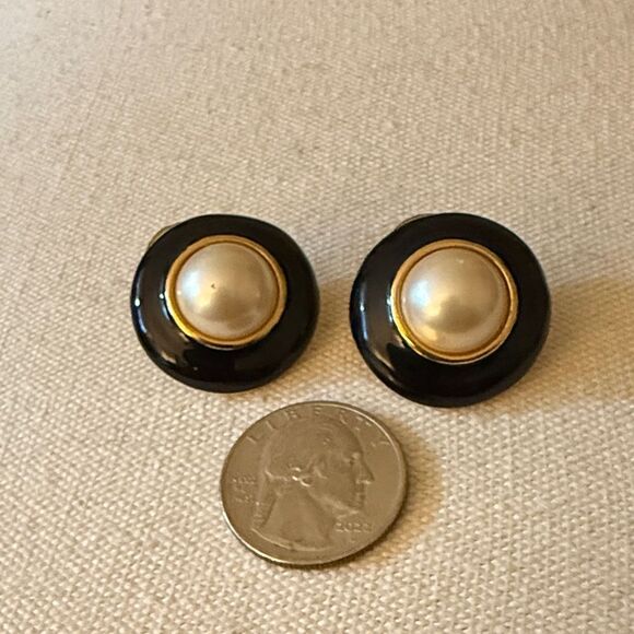 Marvella Signed Mid Century Faux Pearl & Black Enamel Post Button Earrings. - Picture 1 of 5